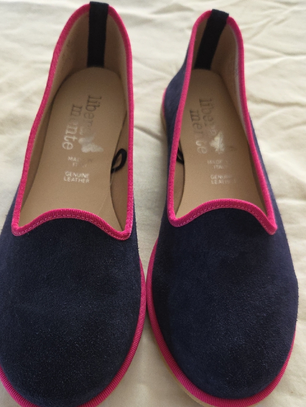 Libera Mente Flats.  Cute As A Button Blue Suede With Pink Trim.  Women 8